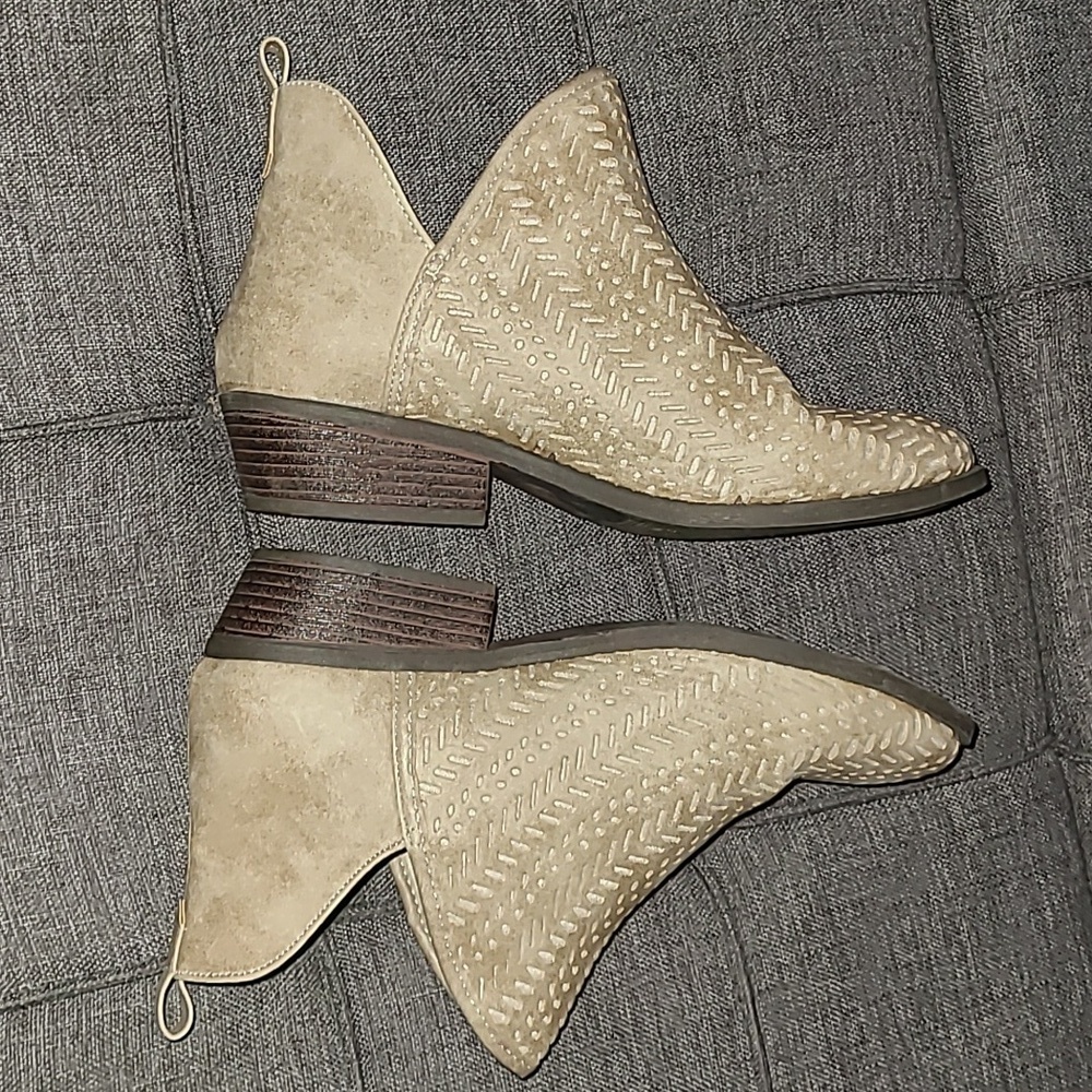 Serra Bootie Women size 8 Beige Split Shaft Ankle Boot Block Heel - Picture 10 of 11
